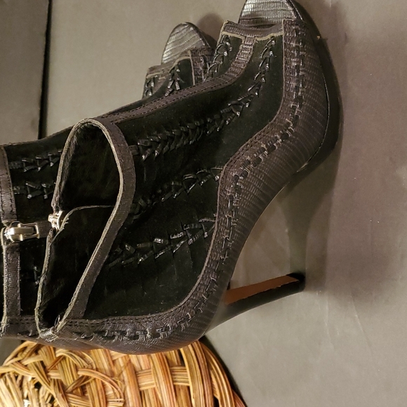 Vince Camuto Peep Toe 4 inch heels, Ankle Boots. Size 5.5B - Picture 5 of 7